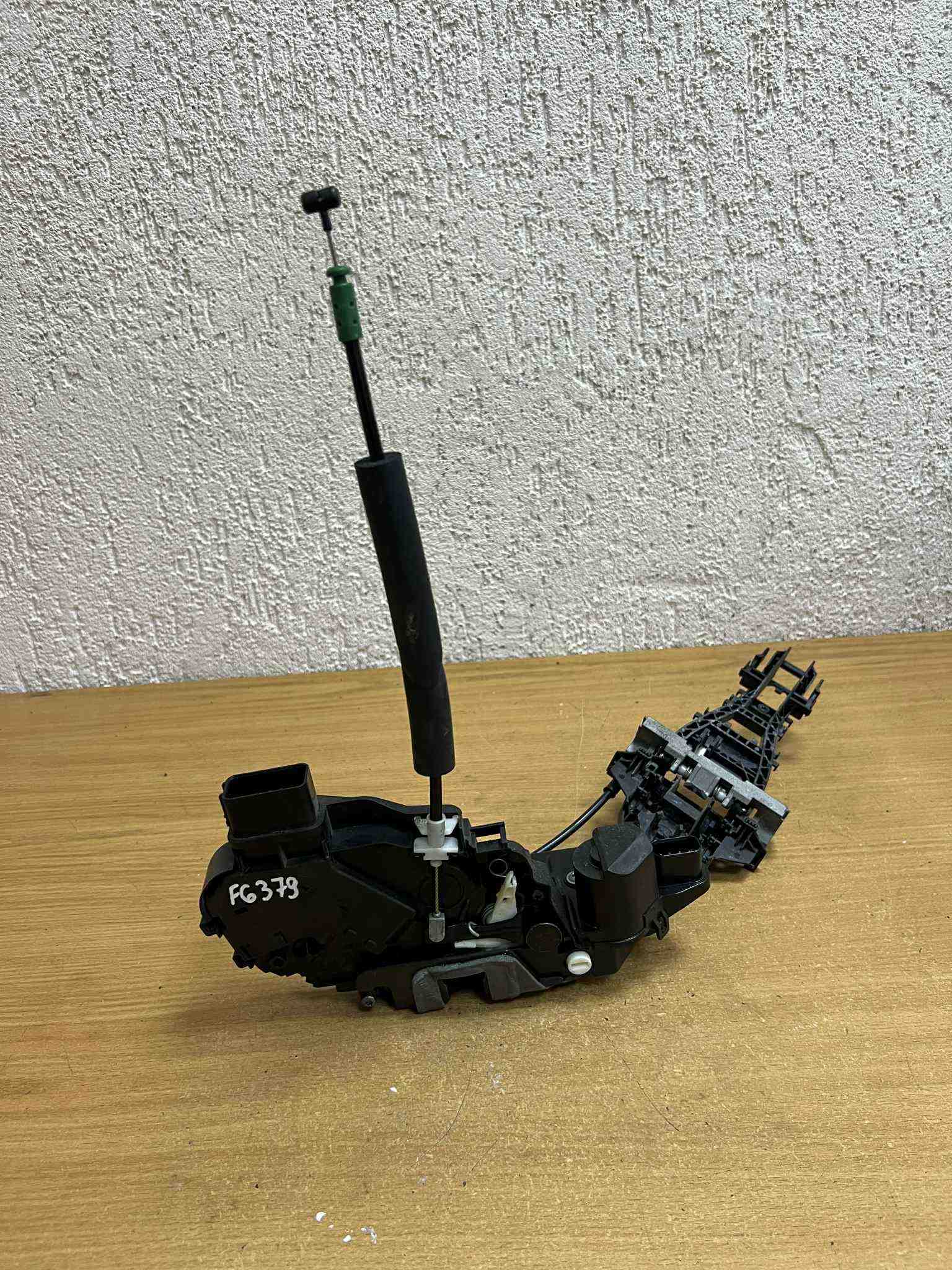 LAND ROVER Range Rover Evoque L538 (1 gen) (2011-2020) Aizmugurējā labā durvju slēdzene BJ3224994AE,8X2A26412AE,#F6379 32399456