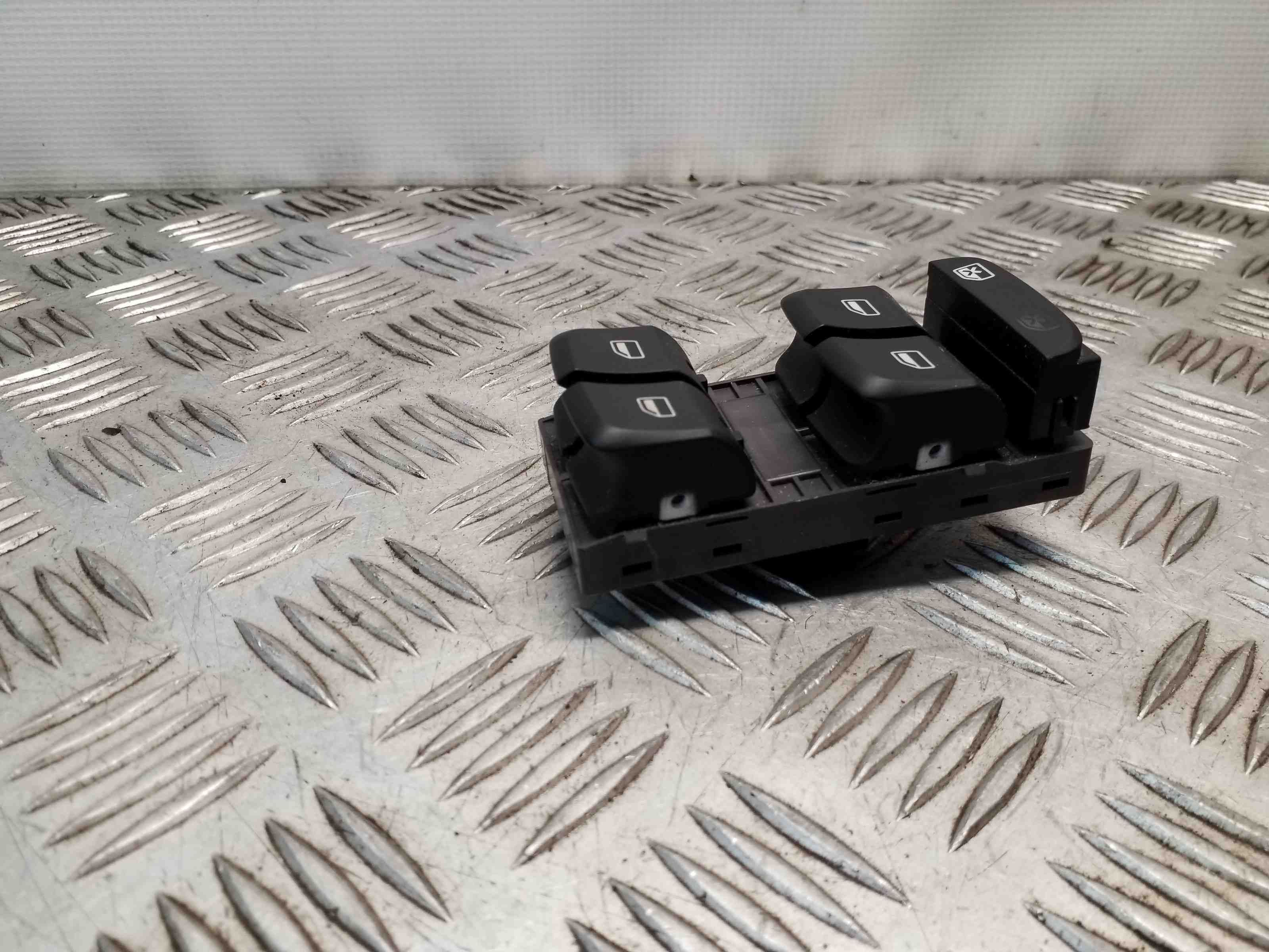 AUDI A1 8X (2010-2020) Priekšējo labo durvju logu pacelšanas slēdži 8X0959851 32398921