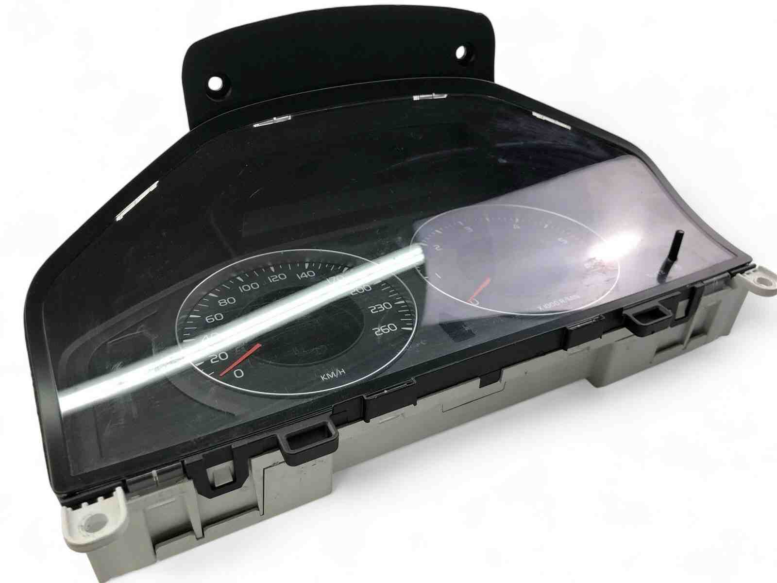 VOLVO XC60 1 generation (2008-2017) Instrumentu panelis/spidometrs 31270899AA 32400183