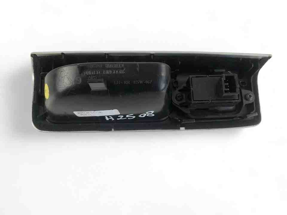 VOLVO V50 1 generation (2003-2012) Vänster främre dörrfönsterbrytare 3663813 32402216