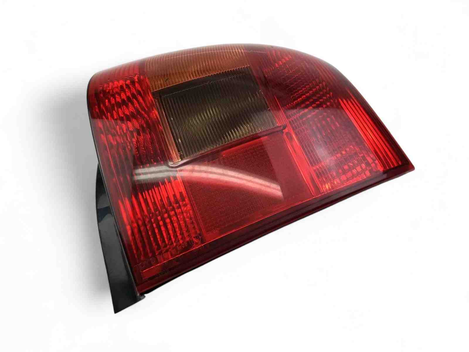 TOYOTA Corolla E120 (2000-2008) Aizmugurējais labais lukturis 32426354