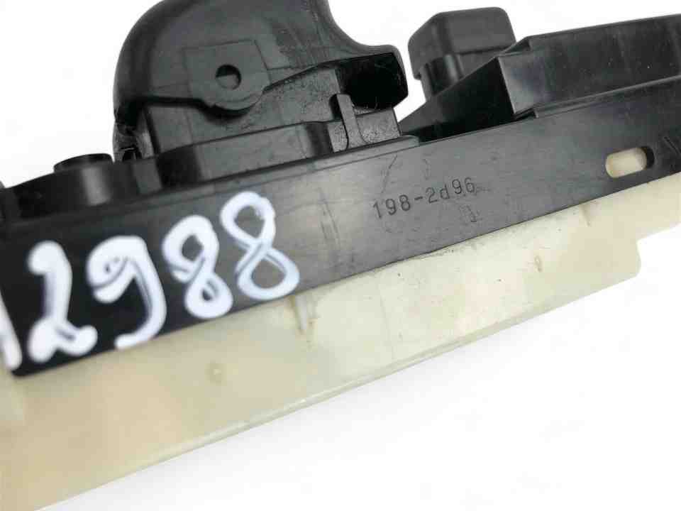 NISSAN Almera N16 (2000-2006) Priekšējo kreiso durvju logu pacēlāja slēdži 198-2D96 32445977