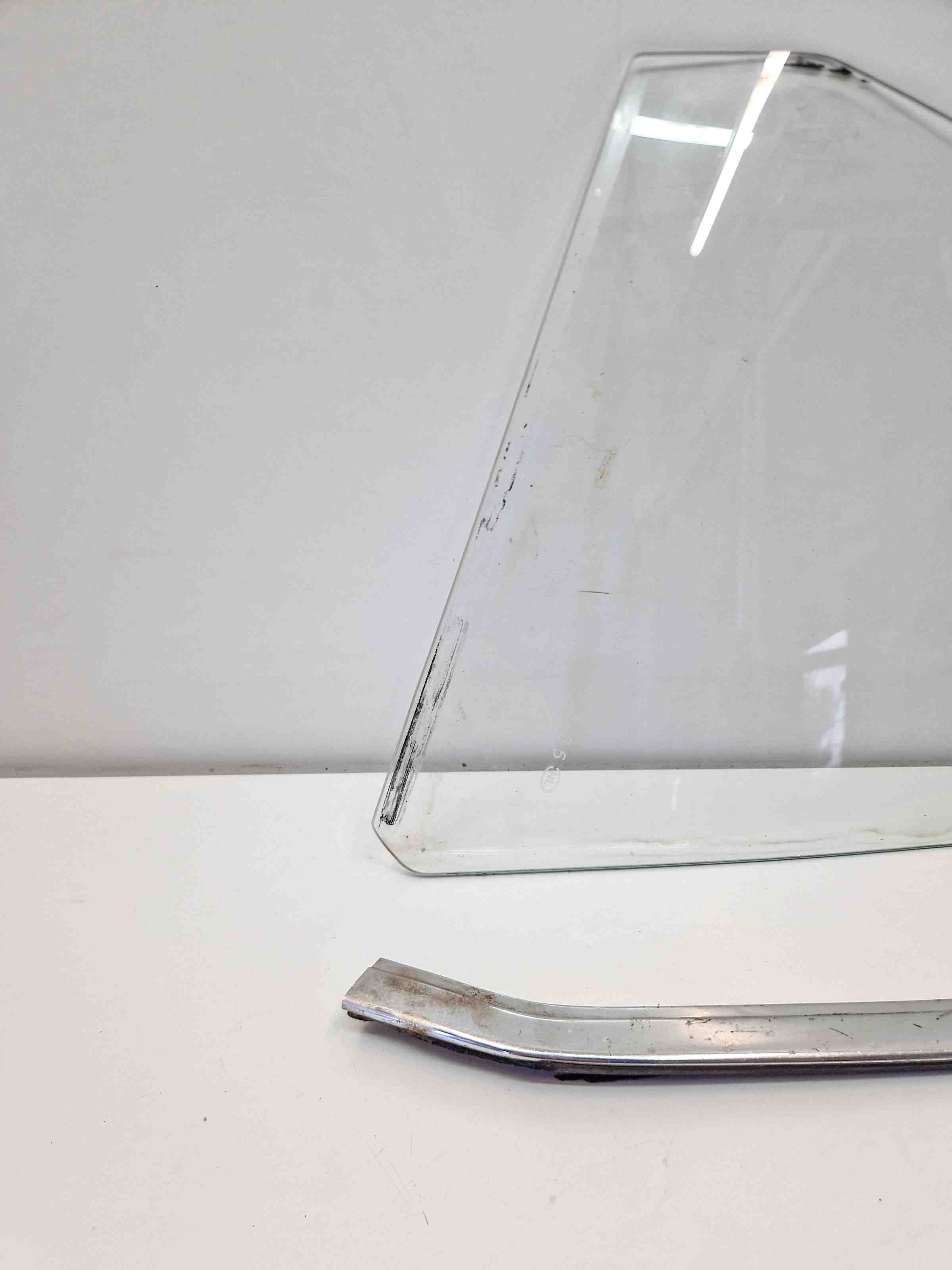 MERCEDES-BENZ SL-Class R107, C107 (1971-1989) Rear door left-hand window A1076731110,1076731110 31567353