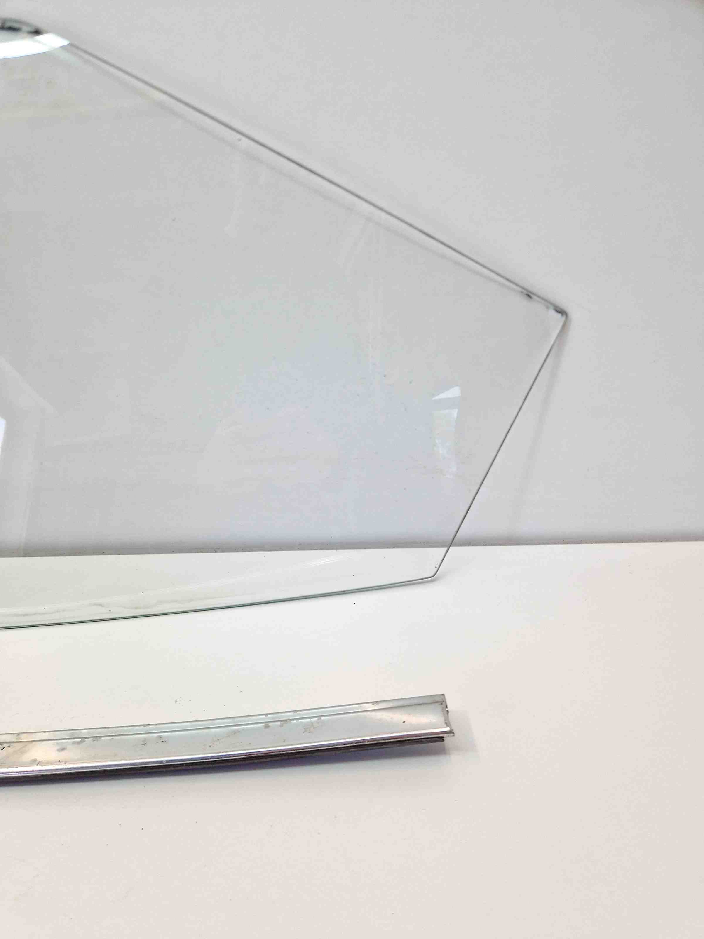 MERCEDES-BENZ SL-Class R107, C107 (1971-1989) Rear door left-hand window A1076731110,1076731110 31567353