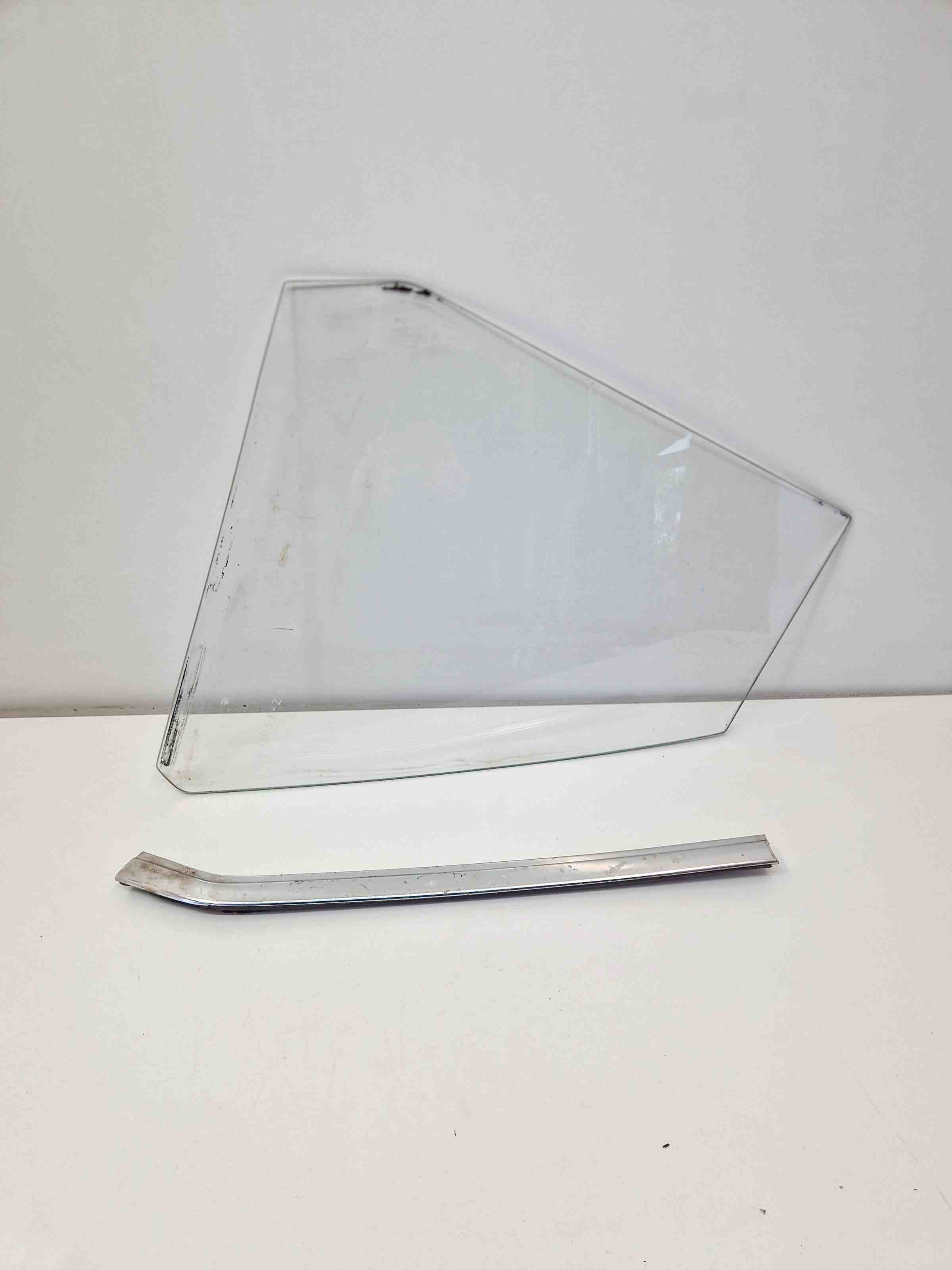 MERCEDES-BENZ SL-Class R107, C107 (1971-1989) Rear door left-hand window A1076731110,1076731110 31567353