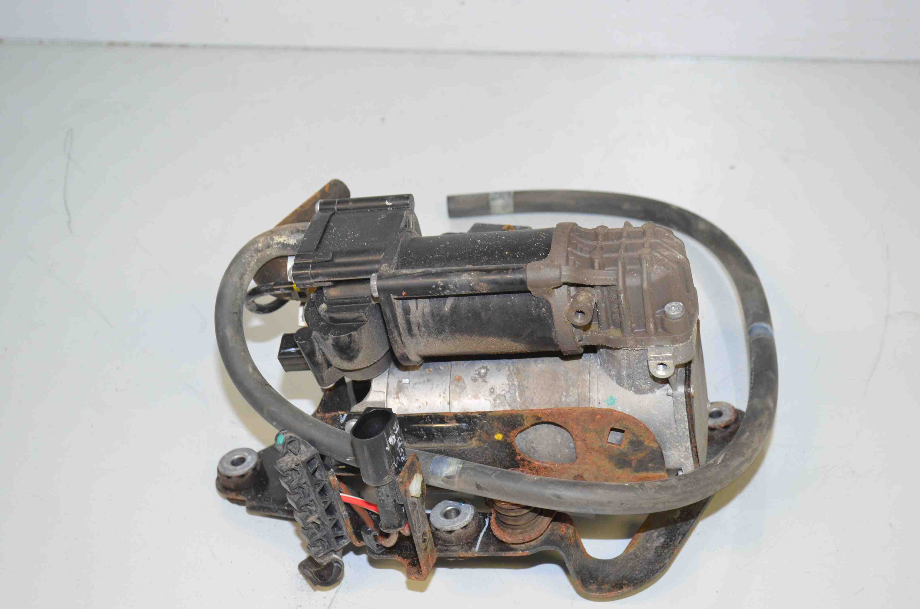 BMW 5 Series G30/G31 (2016-2023) Suspension Compressor 6886721,37206886721 32382601