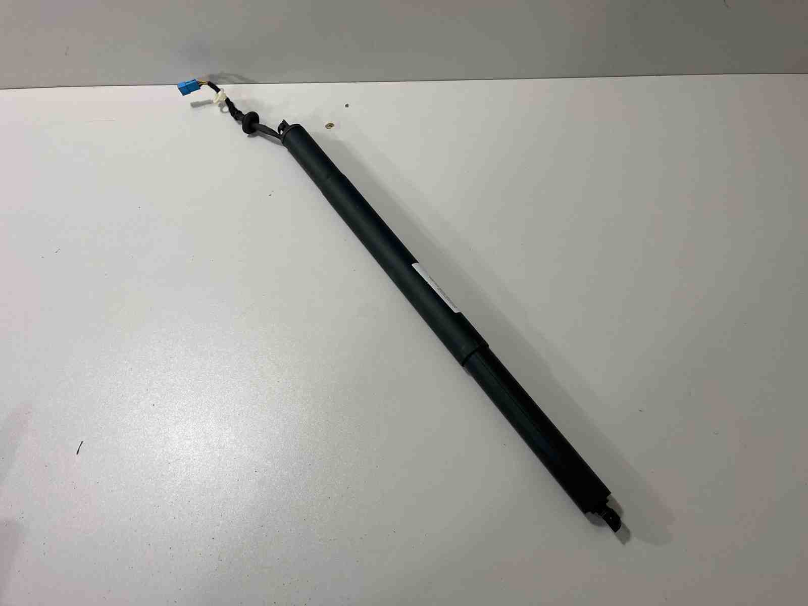 BMW X7 G07 (2018-2024) Right Side Tailgate Gas Strut 9482803 32396891