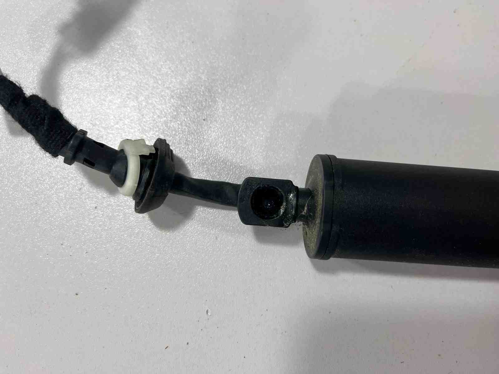 BMW X7 G07 (2018-2024) Left Side Tailgate Gas Strut 9482803 32396892
