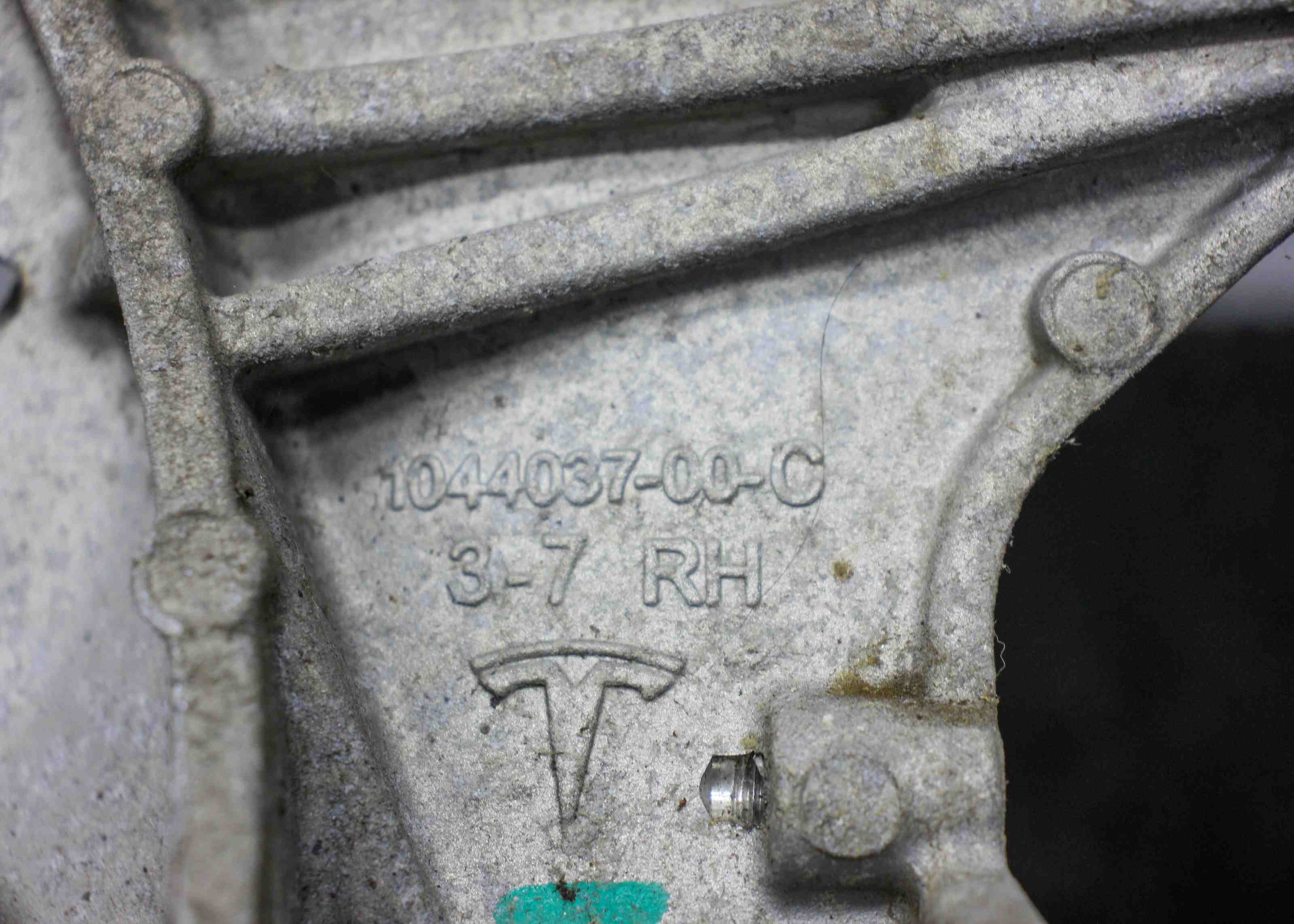 TESLA Model 3 1 generation (2017-2024) Aizmugurējā labā amortizatora kronšteins 104403700C,104437600D 32398684