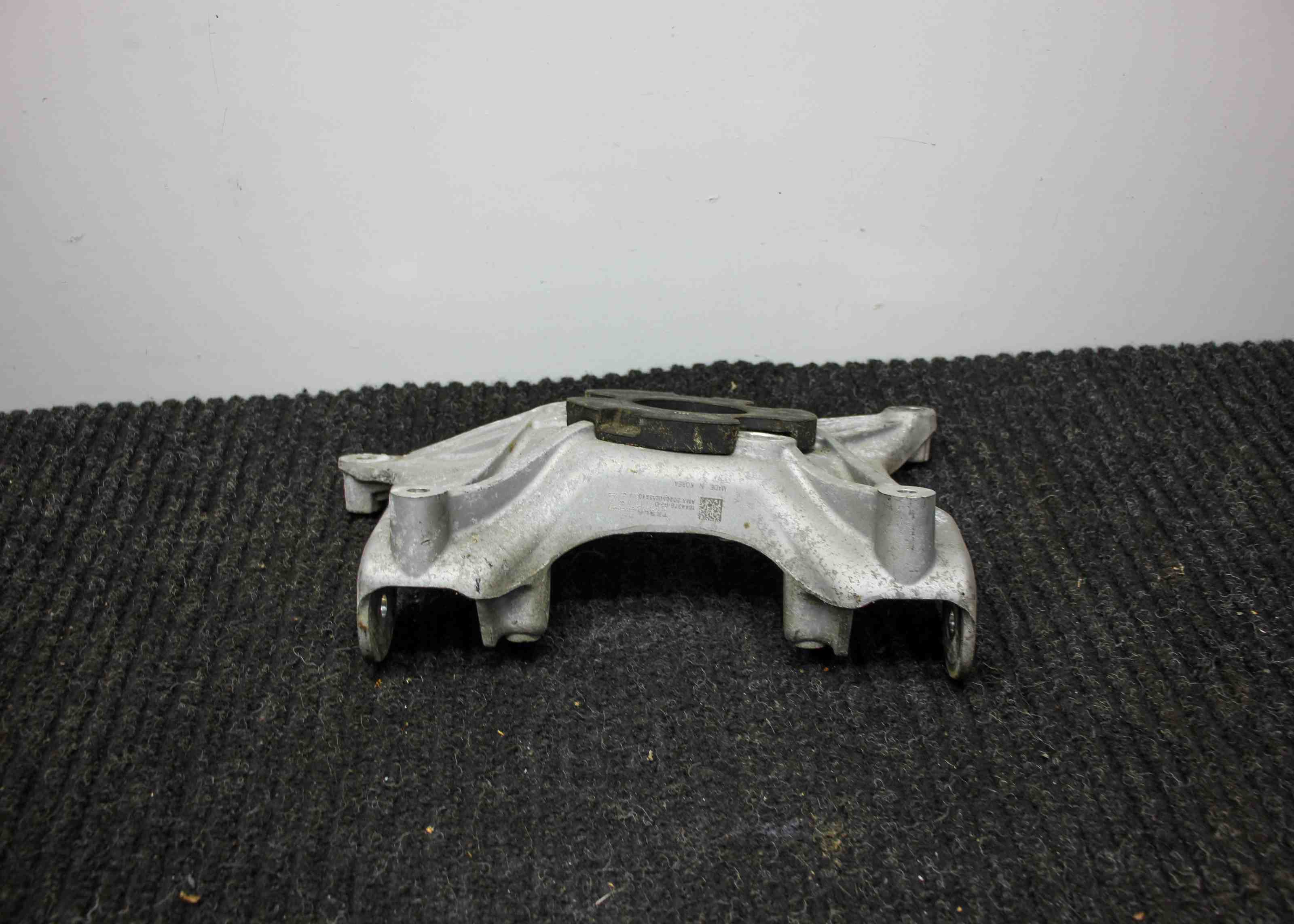 TESLA Model 3 1 generation (2017-2024) Aizmugurējā labā amortizatora kronšteins 104403700C,104437600D 32398684