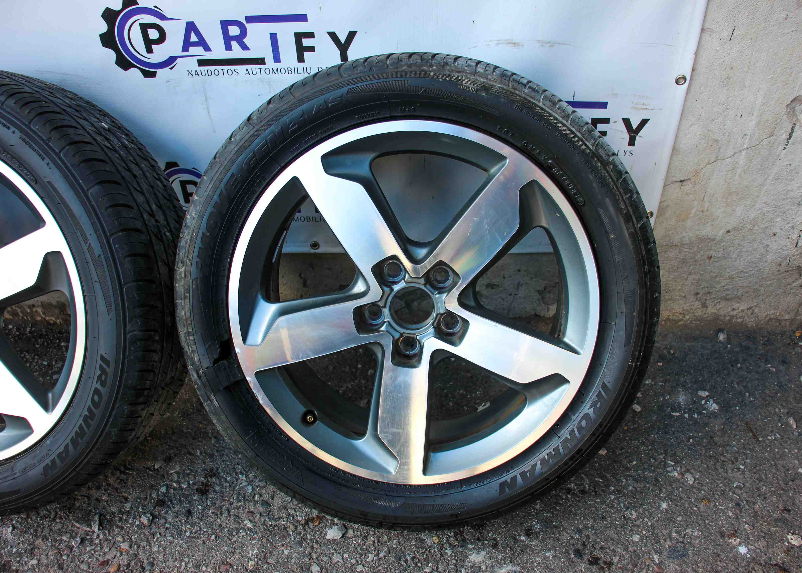 AUDI Q3 8U (2011-2020) Hjuluppsättning 8U0601025T 32402312