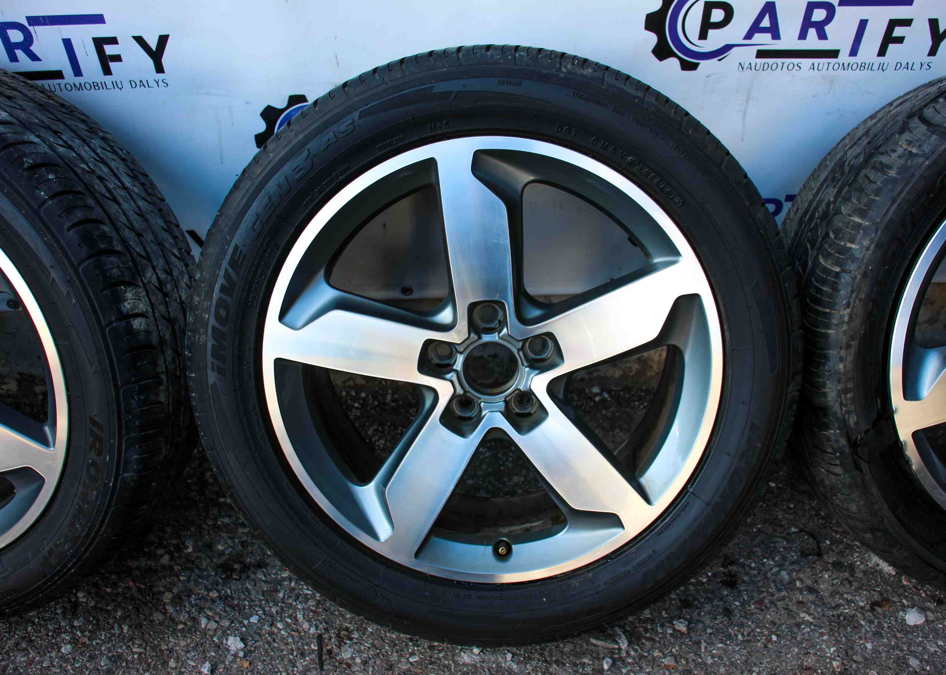 AUDI Q3 8U (2011-2020) Hjuluppsättning 8U0601025T 32402312