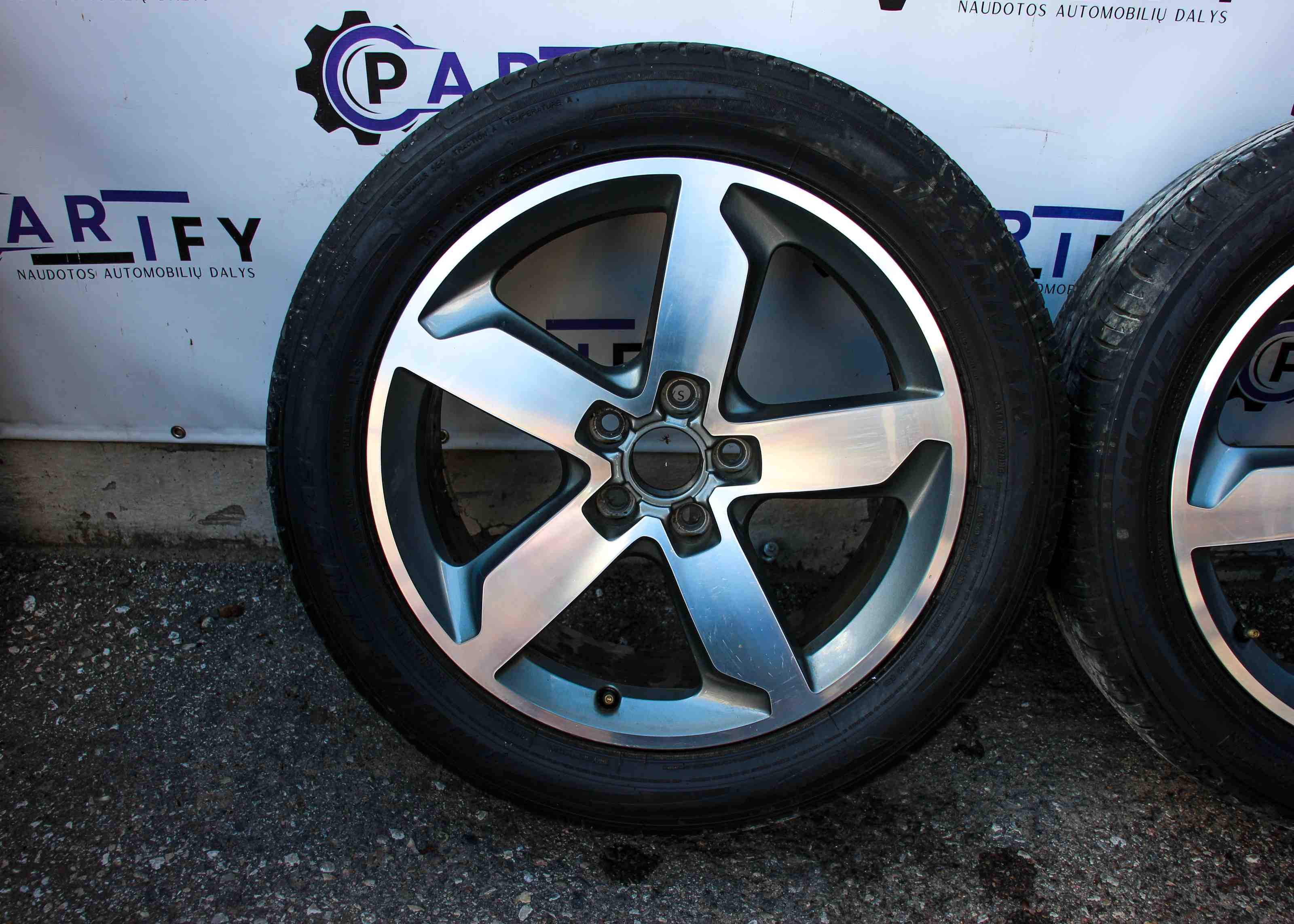 AUDI Q3 8U (2011-2020) Hjuluppsättning 8U0601025T 32402312