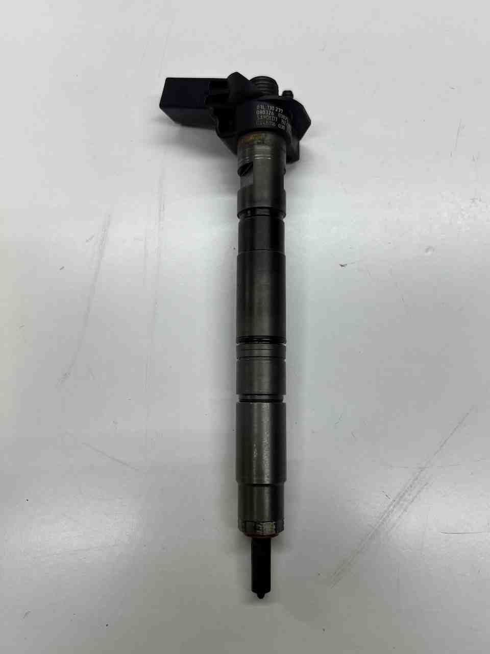 VOLKSWAGEN Passat B6 (2005-2010) Форсунка 03L130277 32398533
