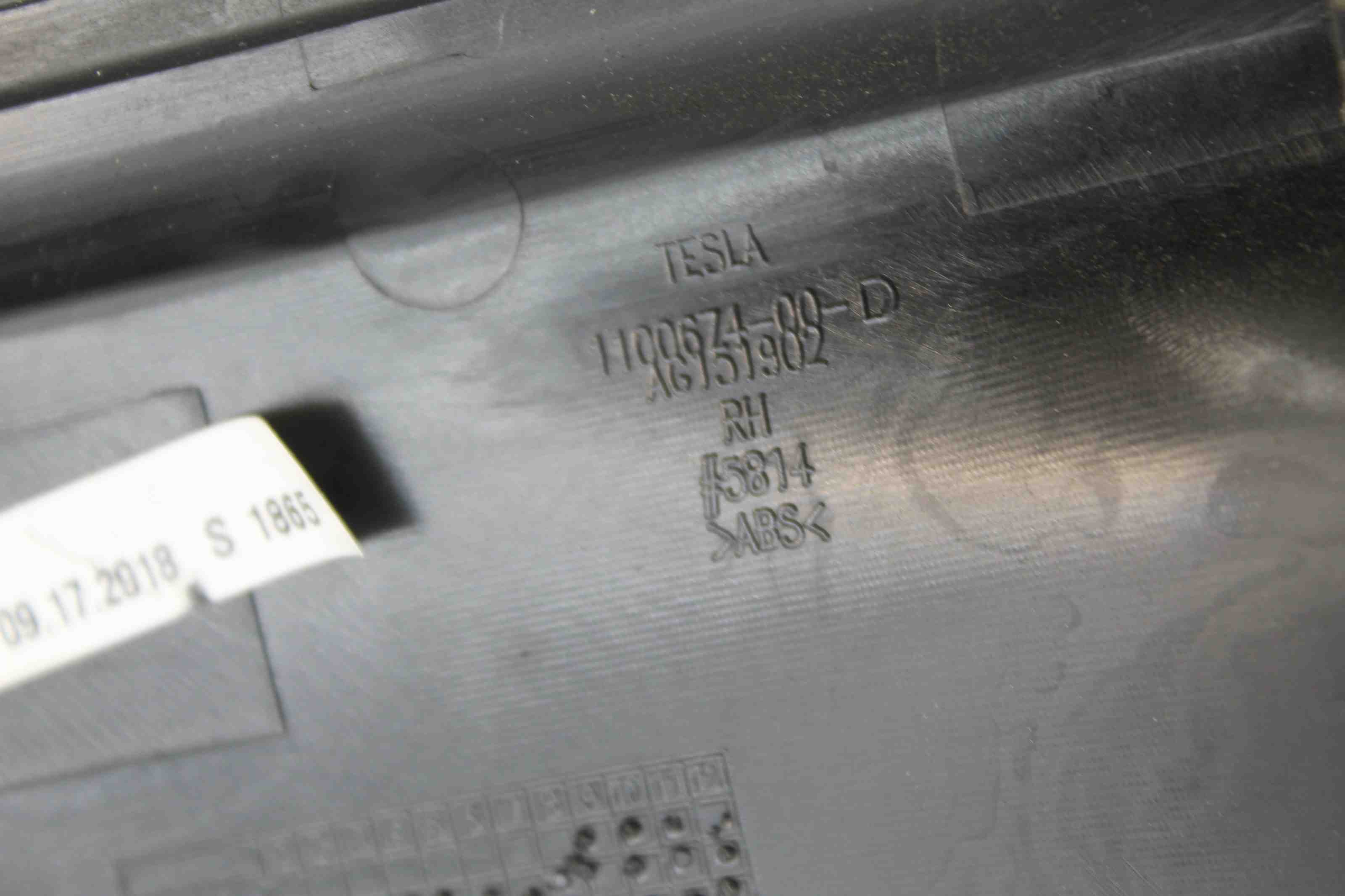 TESLA Model X 1 generation (2015-2024) Seat trim details 1100674-00-D 32400132