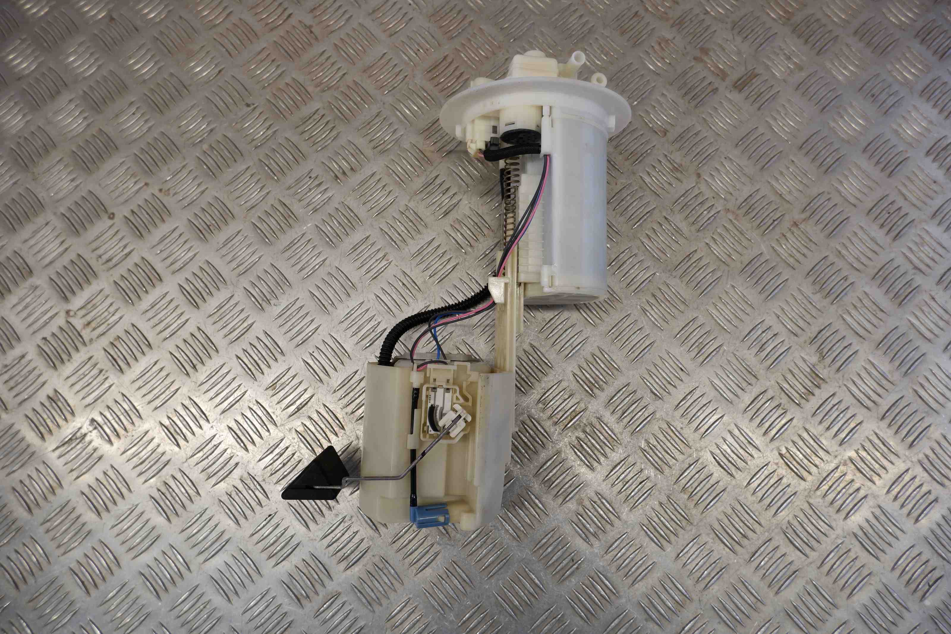 TOYOTA Prius Plus 1 generation (2012-2020) Bränslepump i tank 77704-47070 32405079