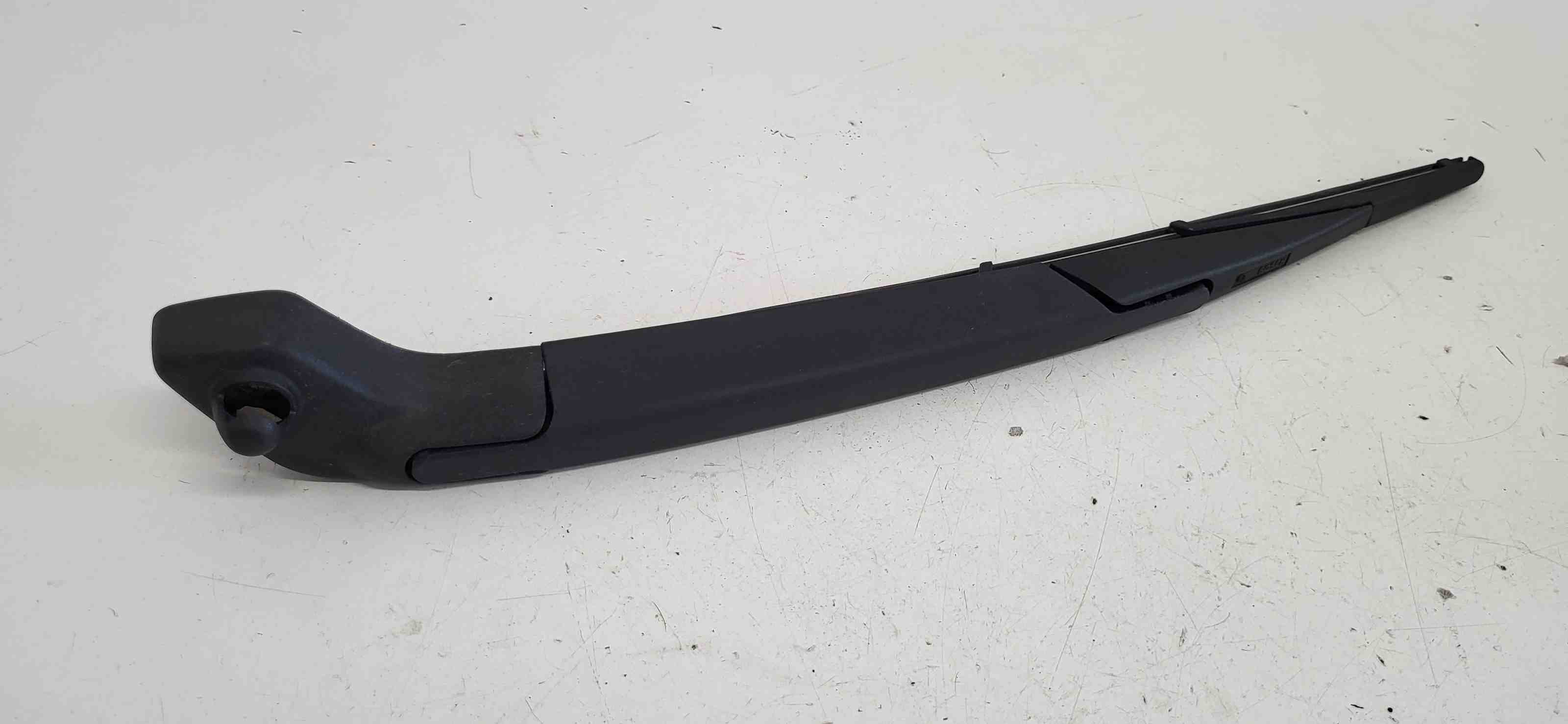 VOLVO V70 3 generation (2007-2020) Bagāžas nodalījuma loga tīrītāja svira 60083 32396146