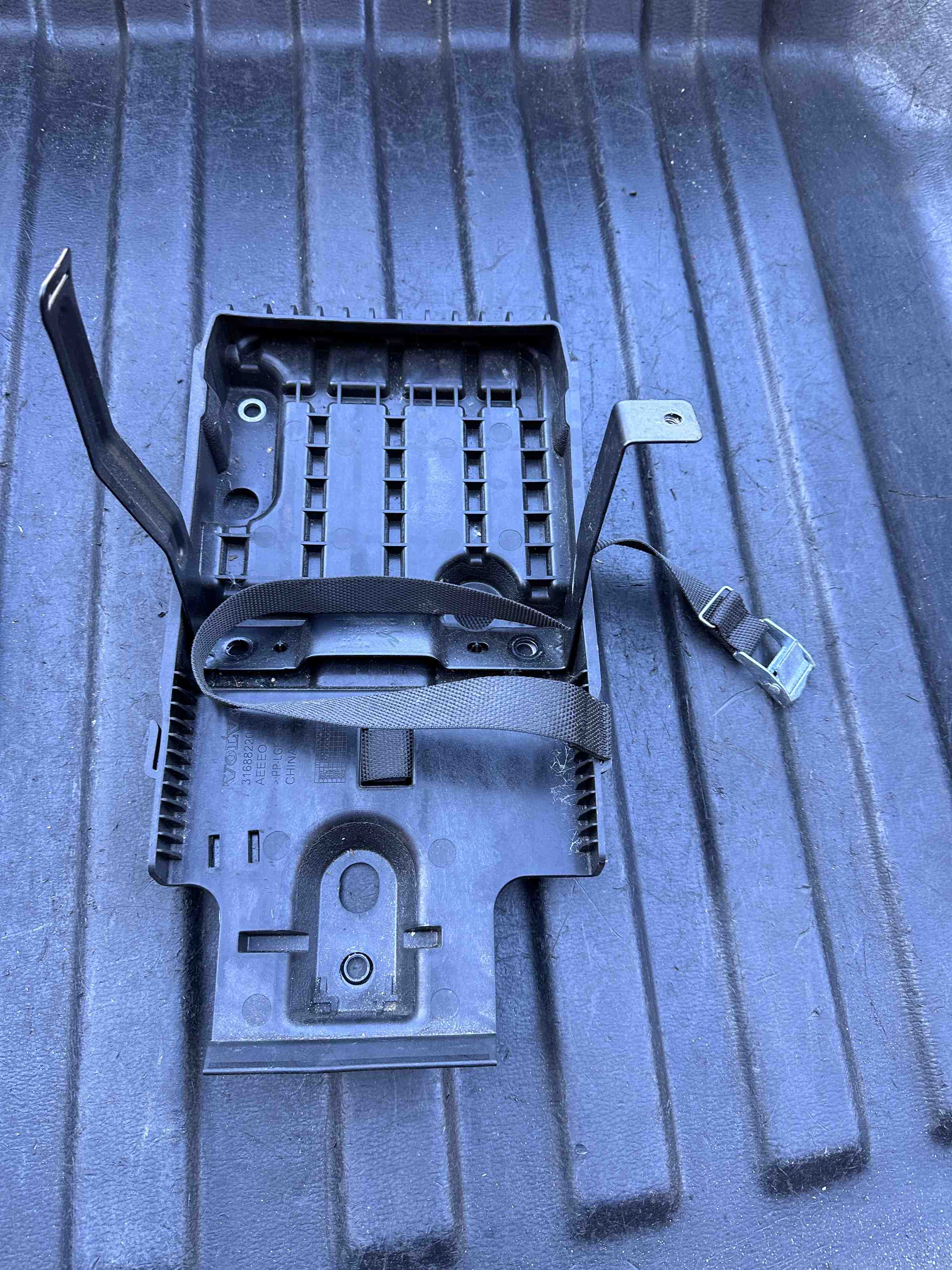 VOLVO S90 2 generation (2016-2023) Battery Pad 31688220,31383849,LC125DAN 32553741