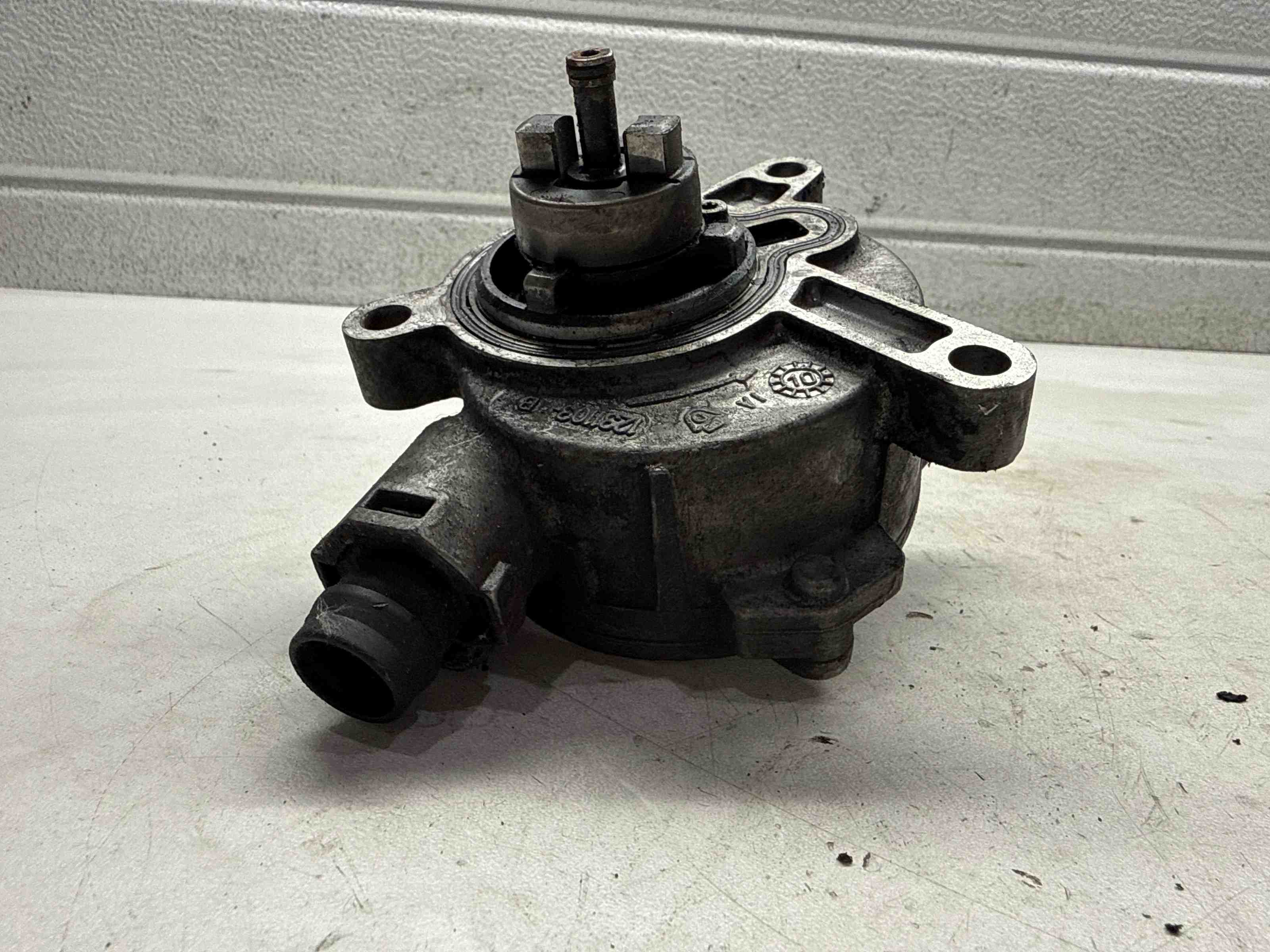 VOLVO V70 2 generation (2000-2008) Vacuum Pump 31219463 32408119