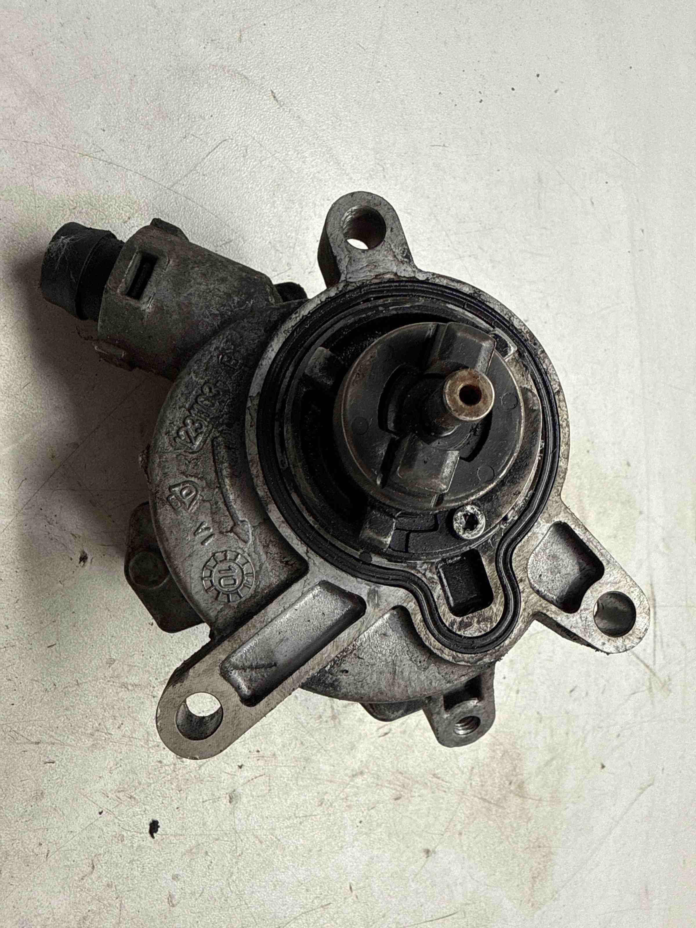 VOLVO V70 2 generation (2000-2008) Vacuum Pump 31219463 32408119
