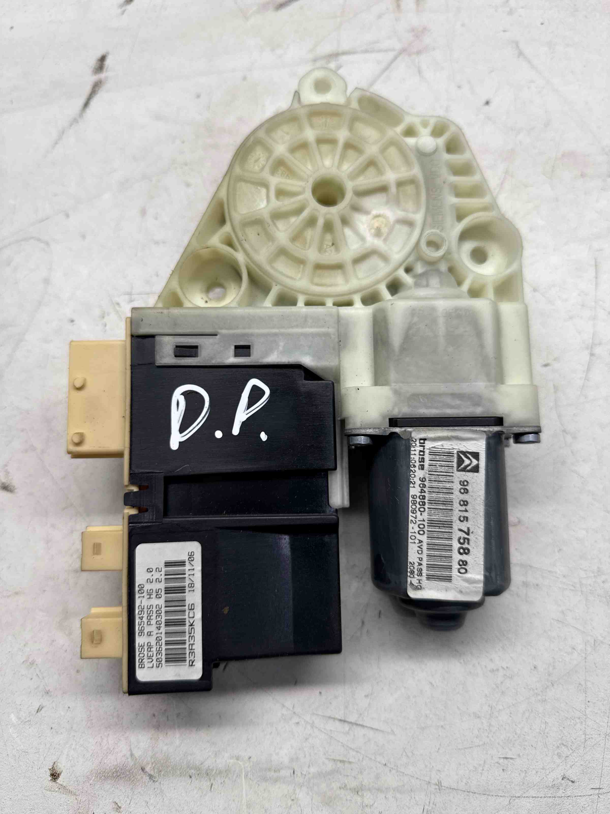 CITROËN C4 1 generation (2004-2011) Priekšējo labo durvju logu pacēlājs 9681575880 32410185