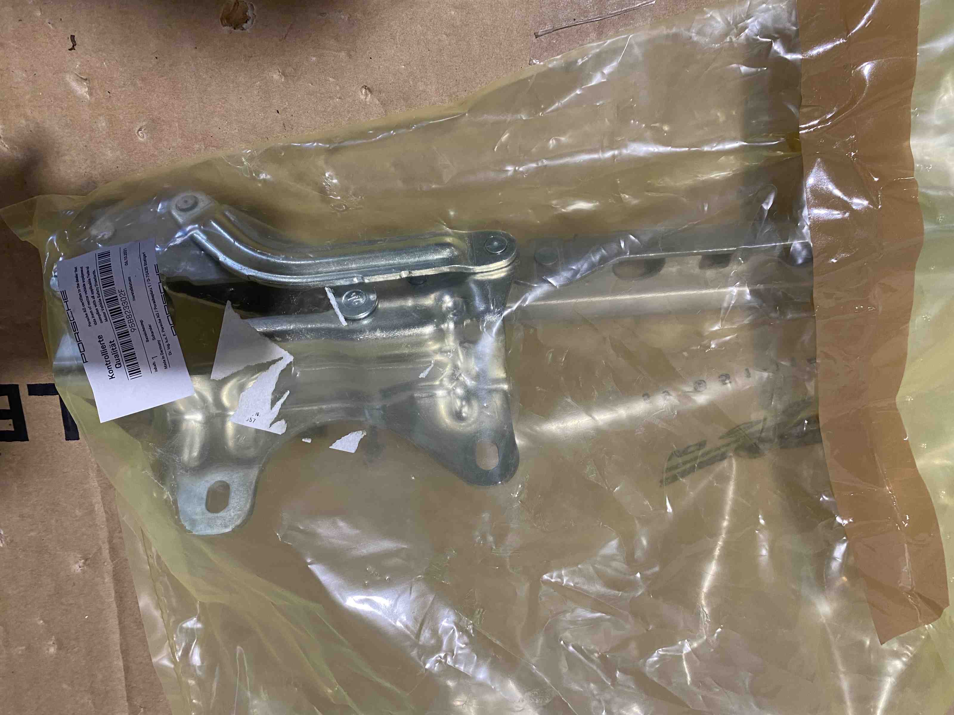 PORSCHE Macan 1 generation (2013-2023) Front Left Bonnet Hinge 95B823301F 32465359