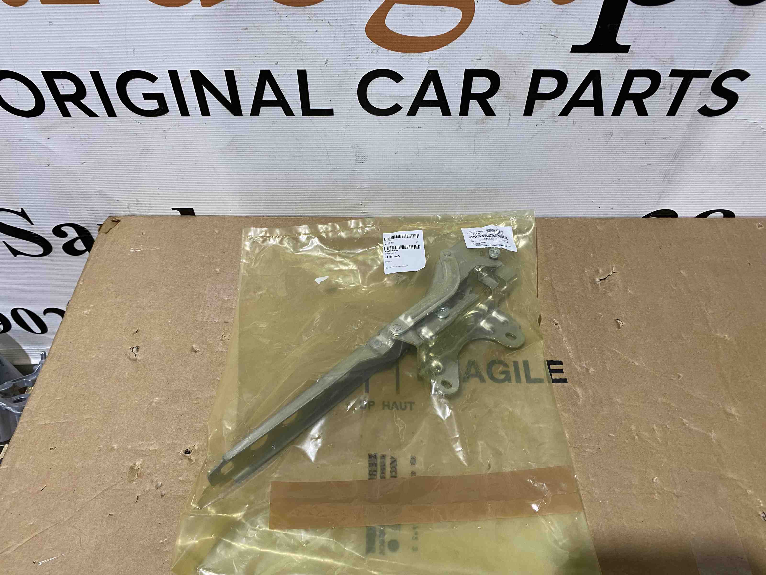 PORSCHE Macan 1 generation (2013-2023) Front Left Bonnet Hinge 95B823301F 32465359