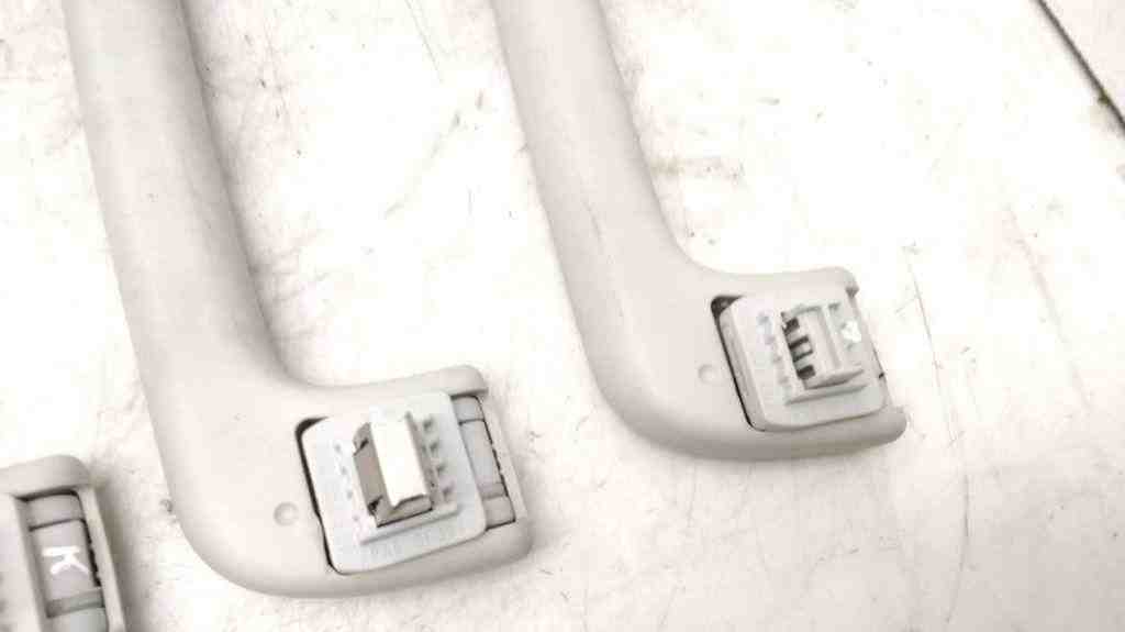 AUDI A4 B7/8E (2004-2008) Front Left Roof Handle 8K0857607 32417095