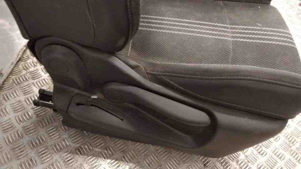 RENAULT Megane 3 generation (2008-2020) Front Right Seat 32429063