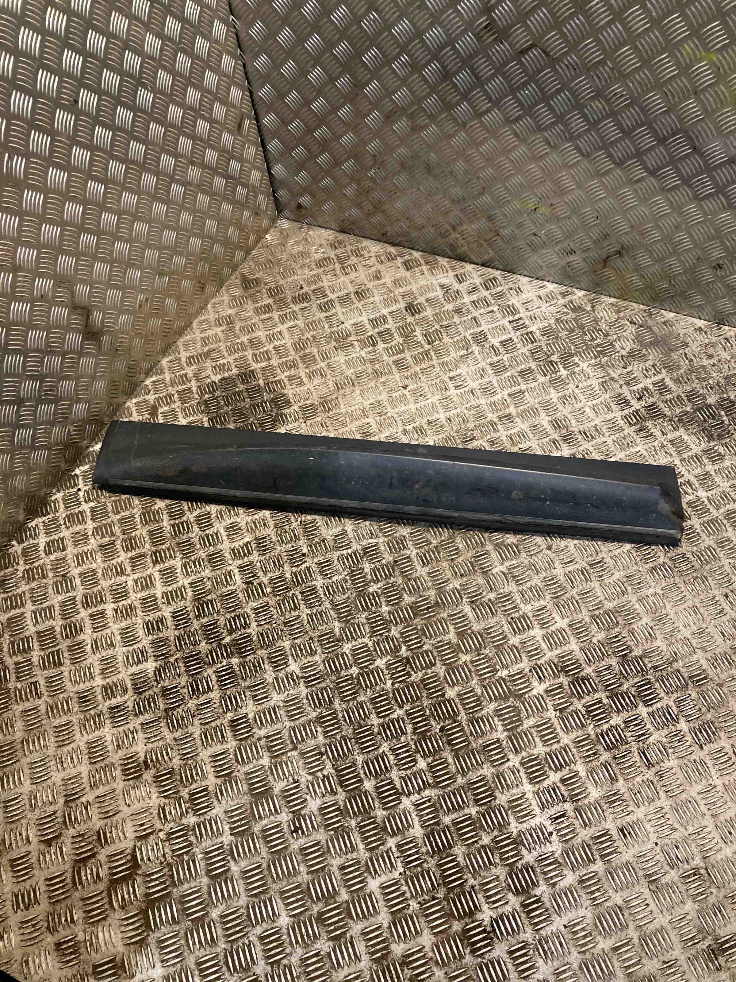 LAND ROVER Range Rover Sport 1 generation (2005-2013) Front Left Door Molding Dgp000211 32396382