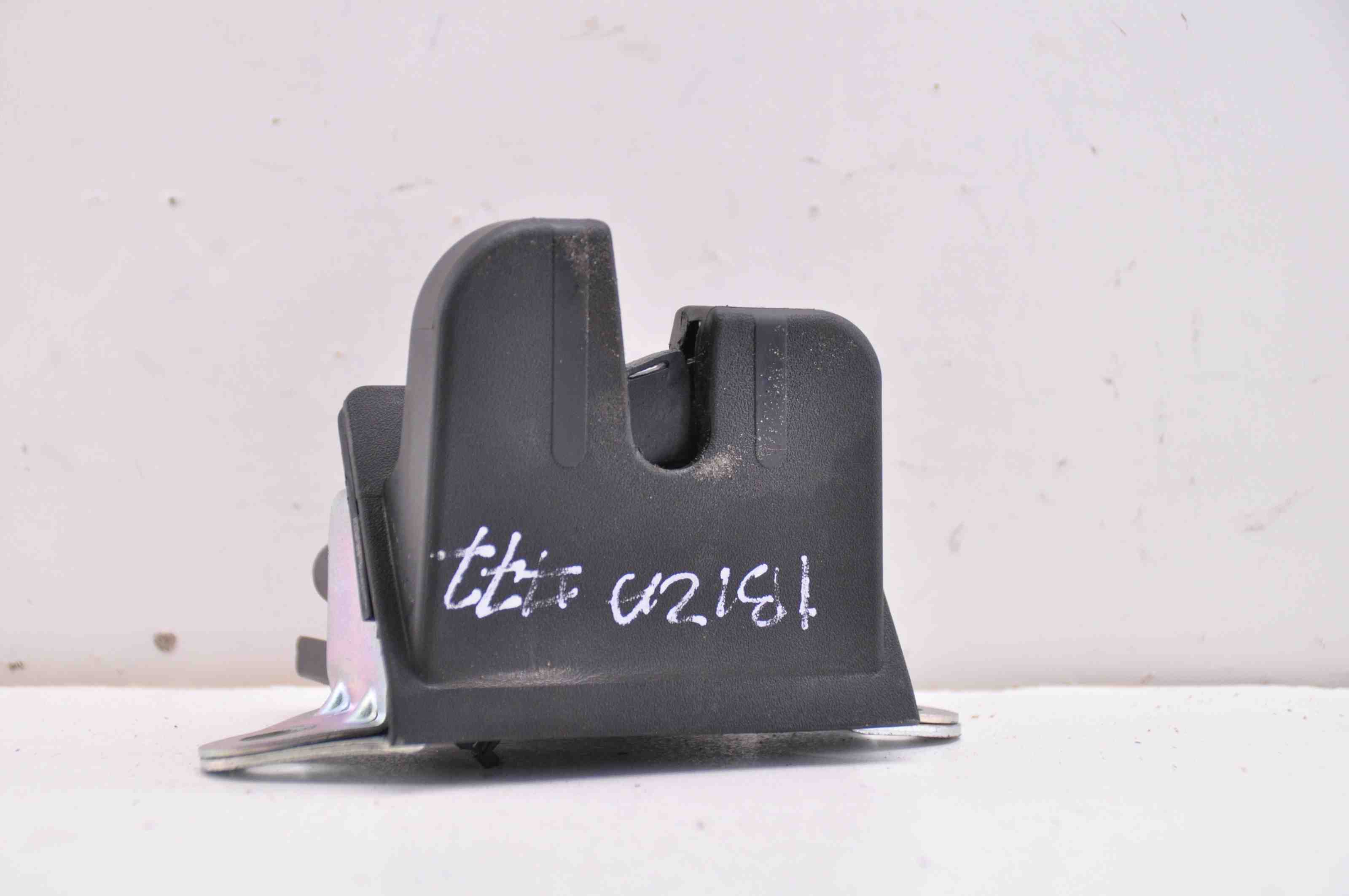 SEAT Ibiza 5 generation (2017-2023) Замок крышки багажника 6F0827505 32381619