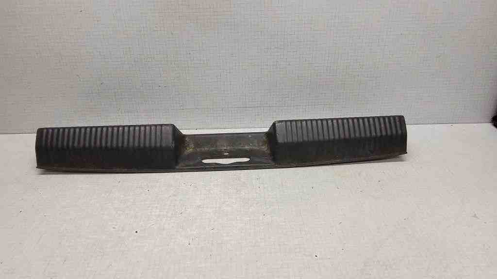 FORD USA Focus 1 generation (1998-2010) Обделка замка багажника 98ABF40352 32534881