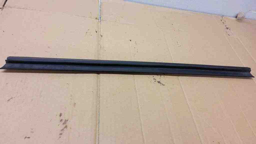 JEEP Grand Cherokee 4 generation (WK) (2004-2024) Aizmugurējo Durvju Stikla Sliede 32558150