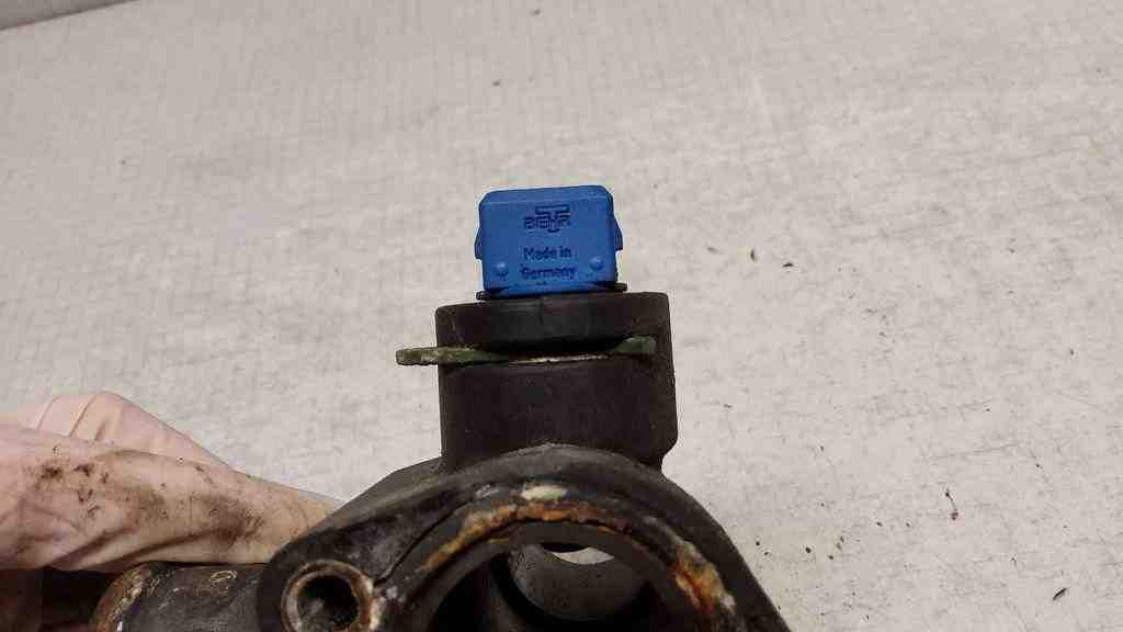 AUDI A4 B5/8D (1994-2001) Coolant Hose Pipe 028121132 32561939