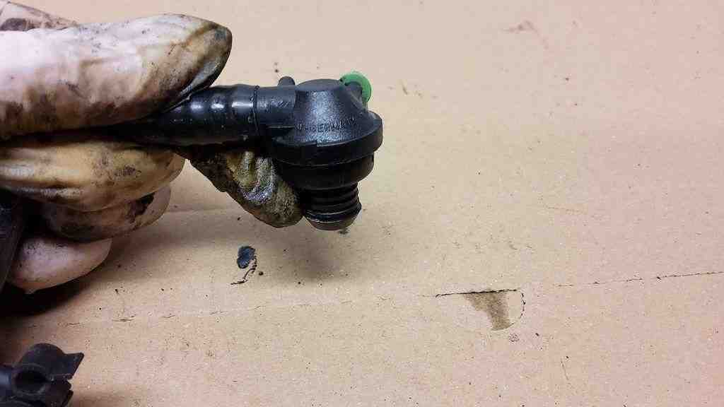 AUDI A4 B5/8D (1994-2001) Coolant Hose Pipe 32562743