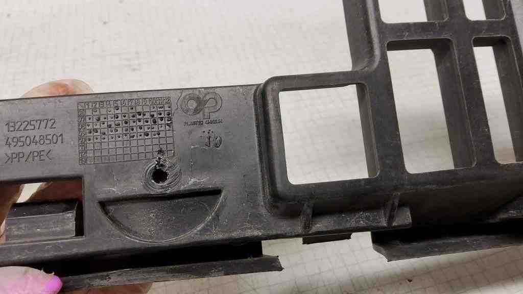OPEL Astra J (2009-2020) Front Left Bumper Bracket 495048501,13225772 32564646