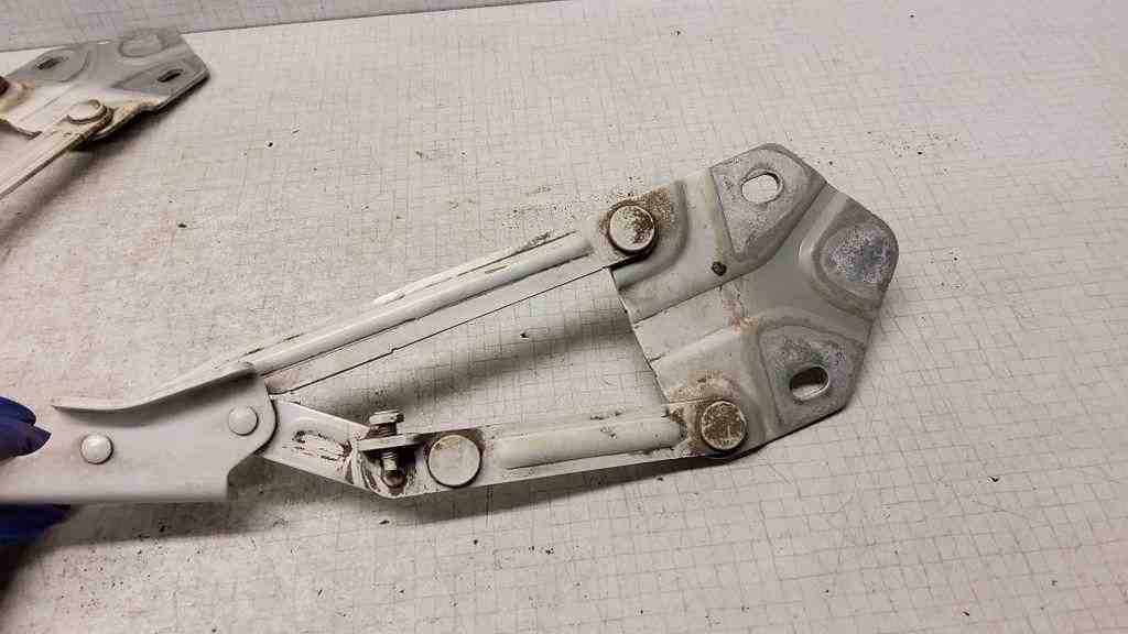 VOLKSWAGEN Caddy 3 generation (2004-2015) Петля капота передняя правая 1T0823302F,1T0823301F 32567872