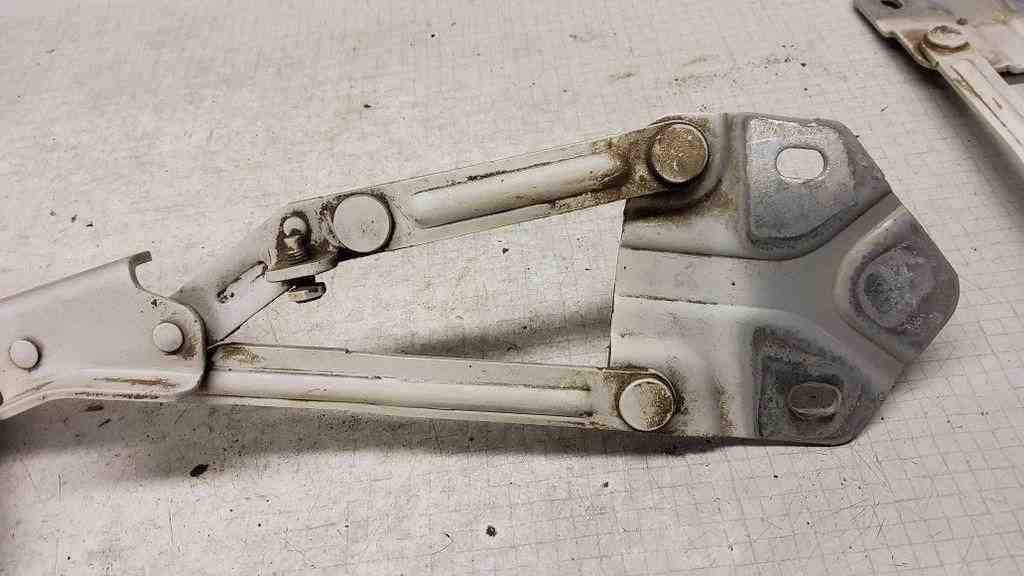VOLKSWAGEN Caddy 3 generation (2004-2015) Петля капота передняя правая 1T0823302F,1T0823301F 32567872