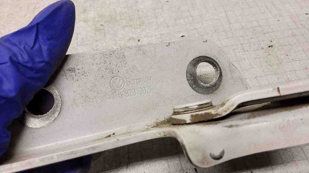 VOLKSWAGEN Caddy 3 generation (2004-2015) Петля капота передняя правая 1T0823302F,1T0823301F 32567872