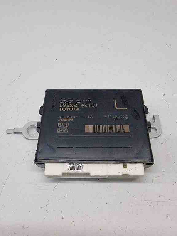 TOYOTA RAV4 5 generation (XA50) (2018-2024) Aizmugurējā vāka / bagāžnieka vadības bloks 8922242101 32425056
