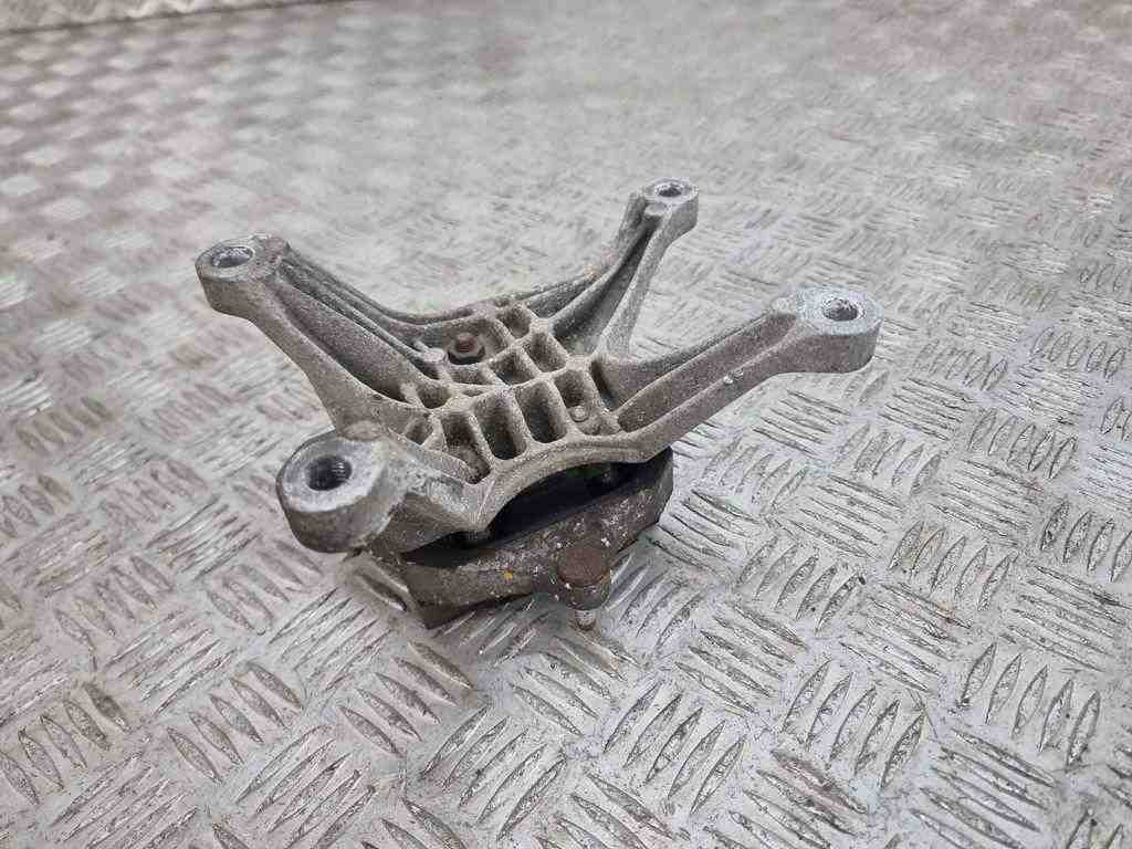 AUDI A4 B9/8W (2015-2024) Подушка коробки передач 8w0399292b,8w0399118c 32442804