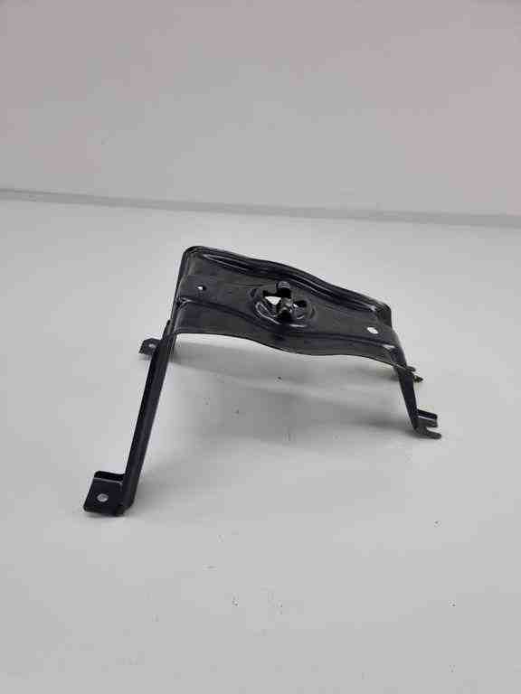 AUDI A4 B9/8W (2015-2024) Vararenkaan pyörän kiinnitys 8w0802715 32443654