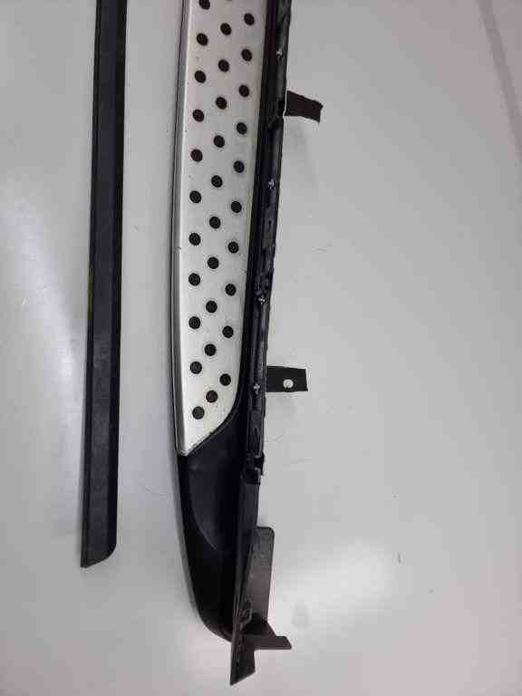 KIA Sorento 2 generation (2009-2021) Kreisās puses dekoratīvā plastmasas sliekšņu uzlika Um007001020 32444537