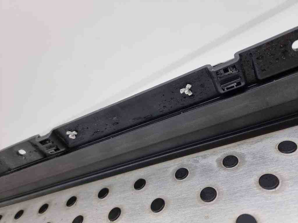 KIA Sorento 2 generation (2009-2021) Kreisās puses dekoratīvā plastmasas sliekšņu uzlika Um007001020 32444537